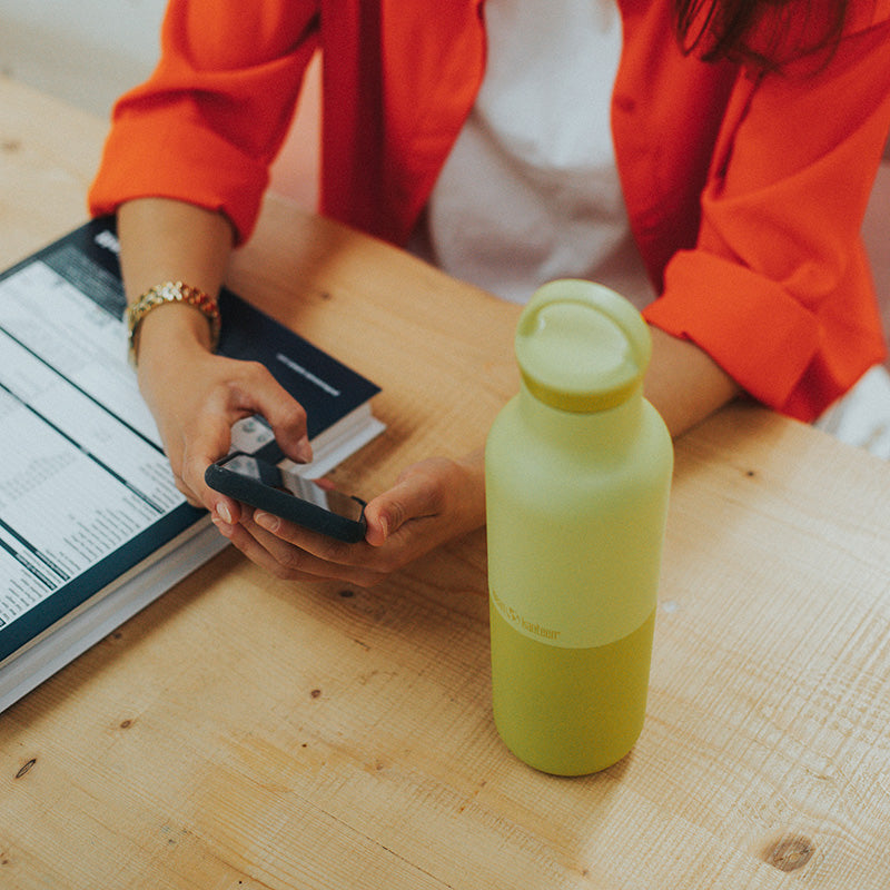 daily-on-the-go-set-s0 20oz_rise_classic_insulated_bottle_acacia_worker_phone_square.jpg