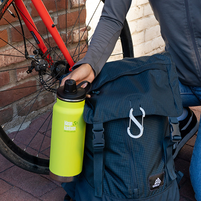 tkwide-chug-cap-q1 K32TKWSSL-JP-Bottle-Biking-Chug-Cap-lifestyle.jpg